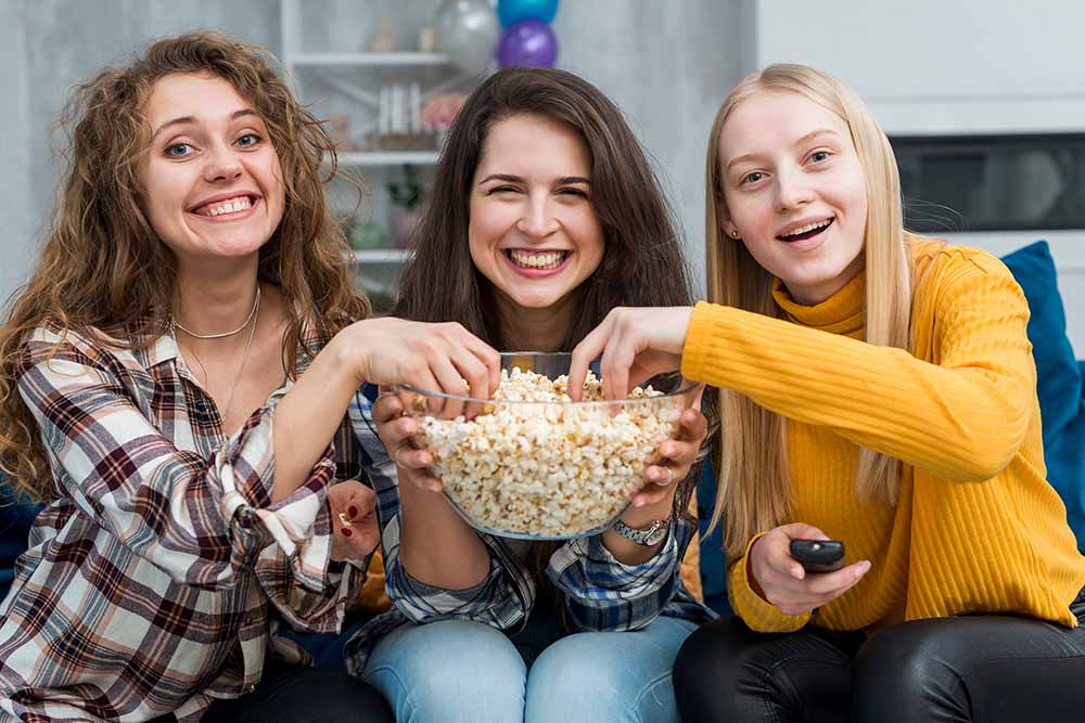 amigas assistindo com iptv da Império TV